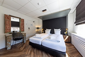 Comfortabele hotelkamer met modern design, bureau om te werken, en gunstig gelegen op loopafstand van de stad.
