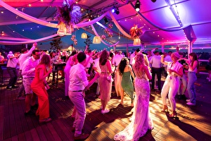 dansende bruid tijdens bruiloft 