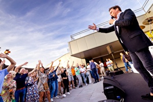 Tino Martin aan het zingen op een opening van een bedrijf. 