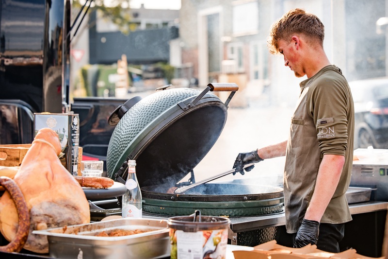 Heerlijke barbecue. bereid door een van onze topchefs. 