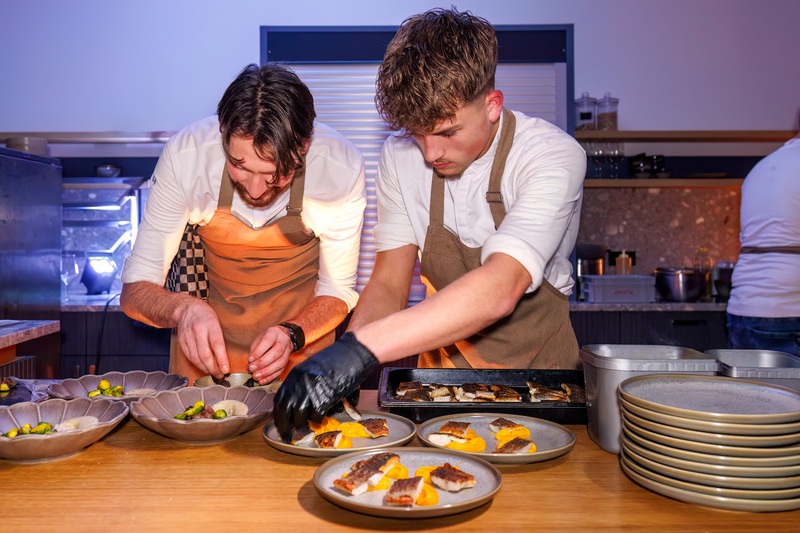 voorbereiding diner aan huis van DON food & events