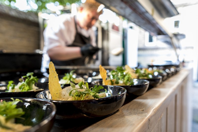 Mobiele keukenunit van DON food & events op locatie