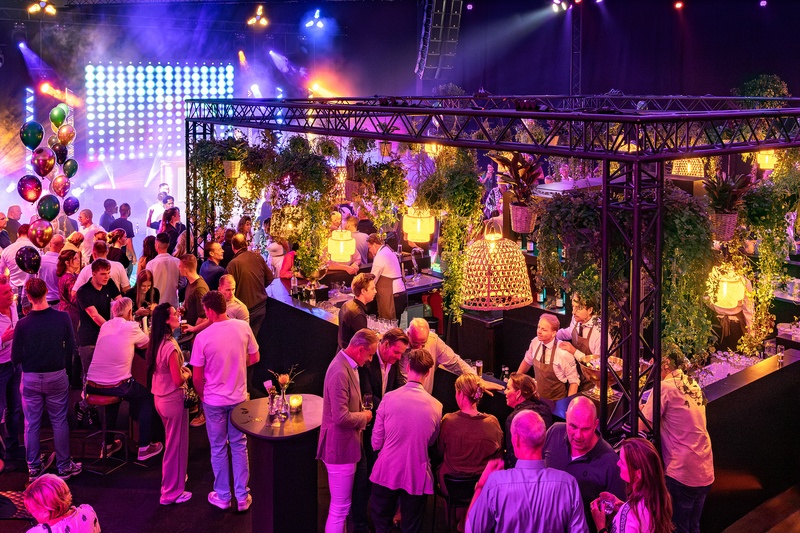 Stretchtent en tapwagen op publieksevenement van DON food & events (tijdelijke afbeelding)